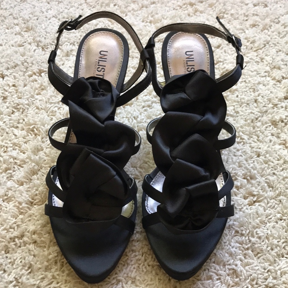 Black Ruffled Pump